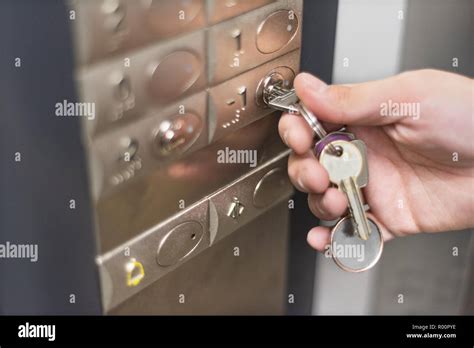 how to use elevator keys